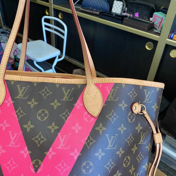 Authentic Louis Vuitton Pink Monogram V Neverfulll MM - Picture 4 of 14